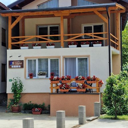 Studio Apartman Sajra Kulen Vakuf Exterior foto